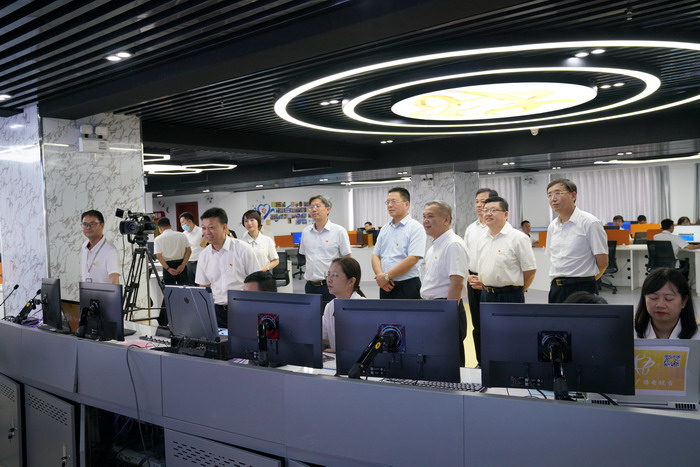 图3:与会领导一行参观梧州市融媒体中心播控室.jpg